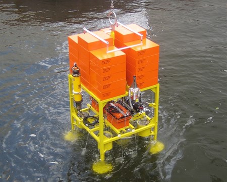 Lander with benthic chamber and multi water sampler