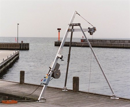 100_221_Tripod_rack_with_winch.jpg