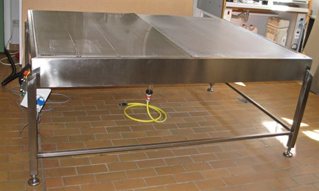 Table with heat and vacuum. Support for washing.